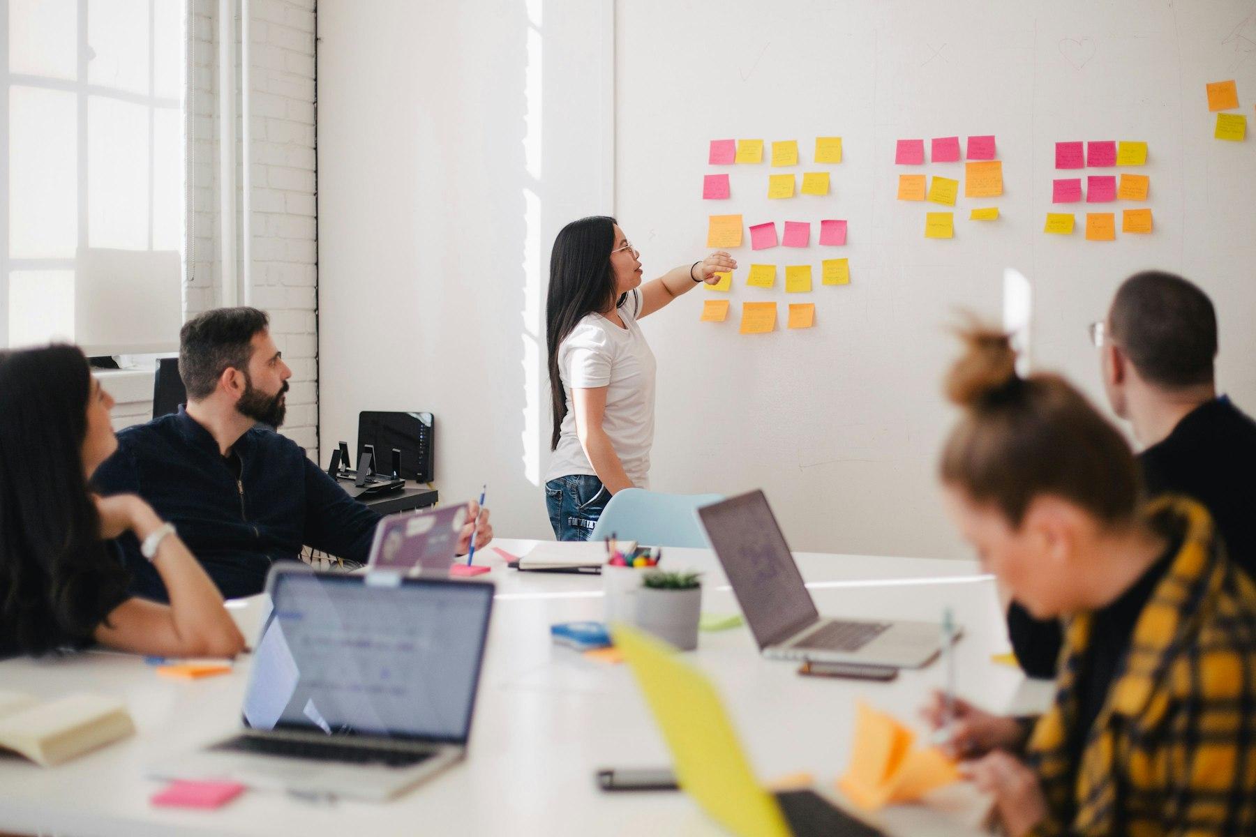 Animatrice présentant un atelier pratique à un petit groupe, dans un local lumineux